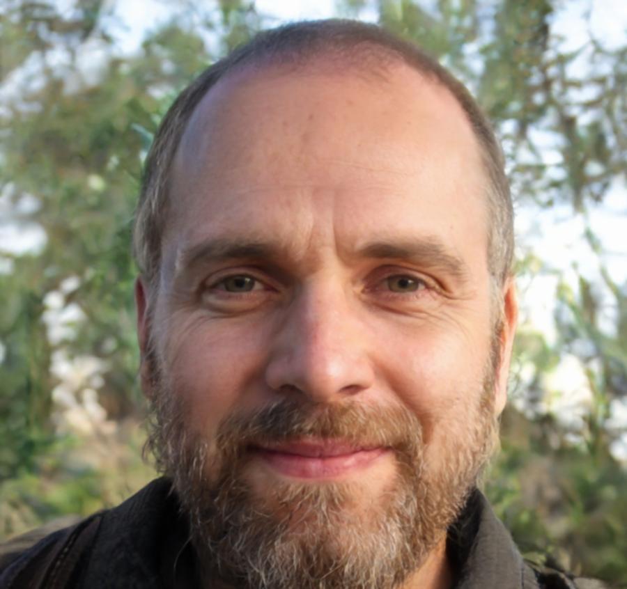 Dozent Fabian Kellermann bei der Budgetanalyse